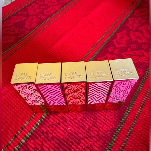 Estée Lauder Limited Edition Lipstick- Shade Dramatic Rose - Picture 5 of 7